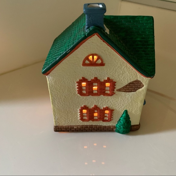 Vintage Dickensville Collectable Lighted House - Picture 2 of 12